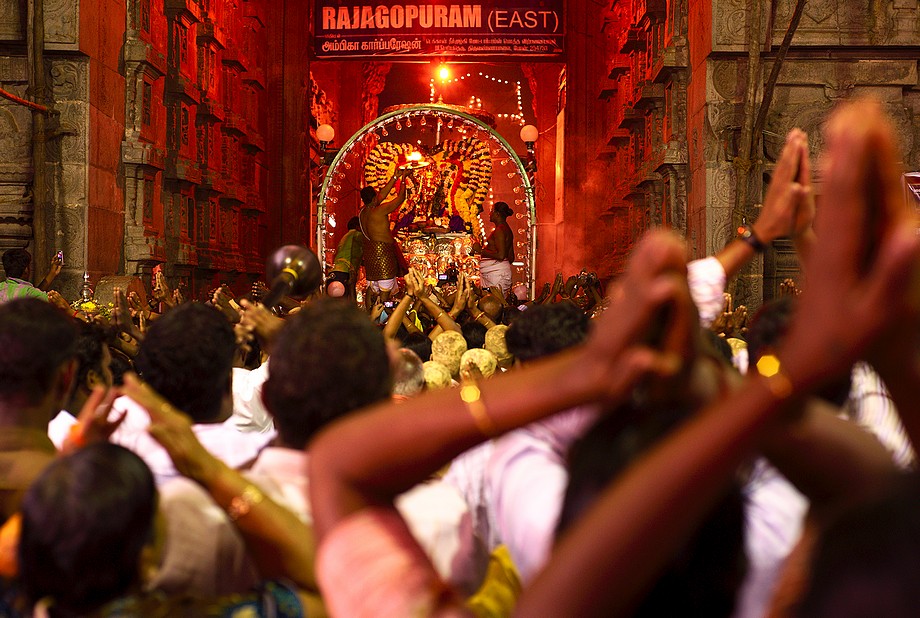 Wierni się modlą przez rozpoczęciem procesji (Karthigai Deepam 2011)